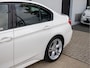 BMW 3-Serie 318i M Sport *Schuif/Kantel | Alcantara | LED | Groot scherm | Cruise | Keyless | Navi | Clima | 18" LM | Parkeersensoren | Bluetooth*
