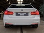 BMW 3-Serie 318i M Sport *Schuif/Kantel | Alcantara | LED | Groot scherm | Cruise | Keyless | Navi | Clima | 18" LM | Parkeersensoren | Bluetooth*