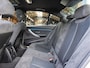 BMW 3-Serie 318i M Sport *Schuif/Kantel | Alcantara | LED | Groot scherm | Cruise | Keyless | Navi | Clima | 18" LM | Parkeersensoren | Bluetooth*