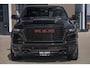 Dodge Ram WIDE BODY | BLACK ON BLACK | PREMIUM EDITION | HUD | LUCHTVERING | PANO DAK | PASSAGIERS DISPLAY | BREDE WIELEN | CREW CAB | DUBBELE CABINE | 5 PERSOONS | DC | HULK PACK | BOM VOL |