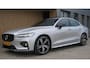 Volvo S60 2.0 163pk B3 R-Design & Style-Pack Pano.Dak *Black Style* Leder ACC Virtual Cockpit BLIS 19inch LM Stoel/Stuurwiel V.W. *NL auto* Unieke staat!