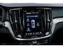 Volvo V60 2.0 T6 Plug-in hybrid AWD Ultra Dark | Adaptive Cruise Control | Head Up Display | 360 Camera | Schuif -/ Kanteldak | 19 Inch | Sportstoelen | Harman Kardon Audio | Memory | Adaptieve Koplampen |