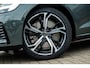 Volvo V60 2.0 T6 Plug-in hybrid AWD Ultra Dark | Adaptive Cruise Control | Head Up Display | 360 Camera | Schuif -/ Kanteldak | 19 Inch | Sportstoelen | Harman Kardon Audio | Memory | Adaptieve Koplampen |