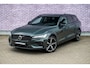 Volvo V60 2.0 T6 Plug-in hybrid AWD Ultra Dark | Adaptive Cruise Control | Head Up Display | 360 Camera | Schuif -/ Kanteldak | 19 Inch | Sportstoelen | Harman Kardon Audio | Memory | Adaptieve Koplampen |