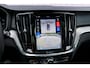 Volvo V60 2.0 T6 Plug-in hybrid AWD Ultra Dark | Adaptive Cruise Control | Head Up Display | 360 Camera | Schuif -/ Kanteldak | 19 Inch | Sportstoelen | Harman Kardon Audio | Memory | Adaptieve Koplampen |