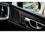 Volvo V60 2.0 T6 Plug-in hybrid AWD Ultra Dark | Black Edition | Adaptive Cruise Control | Head Up Display | 360 Camera | Schuif -/ Kanteldak | 19 Inch | Sportstoelen | Harman Kardon Audio | Memory | Adaptieve Koplampen |