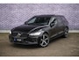 Volvo V60 2.0 T6 Plug-in hybrid AWD Ultra Dark | Adaptive Cruise Control | Head Up Display | 360 Camera | Schuif -/ Kanteldak | 19 Inch | Sportstoelen | Harman Kardon Audio | Memory | Adaptieve Koplampen |