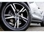 Volvo XC40 2.0 B3 Plus Dark | Adaptieve Cruise Control | 360° Parkeercamera | Standkachel | Donker Getint Glas | Dodehoek Detectie | Stoel-/Stuurverwarming | Trekhaak |