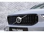 Volvo XC40 2.0 B3 Plus Dark | Adaptieve Cruise Control | 360° Parkeercamera | Standkachel | Donker Getint Glas | Dodehoek Detectie | Stoel-/Stuurverwarming | Trekhaak |