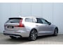 Volvo V60 T8 Plug-in hybrid AWD Ultra Dark | Panoramadak | Trekhaak | 360 graden camera | head-up display | Verwarmbare voorstoelen, achterbank en stuurwiel | Premium audio by Harman Kardon | Apple carplay/Android auto
