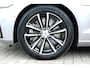 Volvo V60 T8 Plug-in hybrid AWD Ultra Dark | Panoramadak | Trekhaak | 360 graden camera | head-up display | Verwarmbare voorstoelen, achterbank en stuurwiel | Premium audio by Harman Kardon | Apple carplay/Android auto