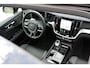 Volvo V60 T8 Plug-in hybrid AWD Ultra Dark | Panoramadak | Trekhaak | 360 graden camera | head-up display | Verwarmbare voorstoelen, achterbank en stuurwiel | Premium audio by Harman Kardon | Apple carplay/Android auto