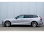 Volvo V60 T8 Plug-in hybrid AWD Ultra Dark | Panoramadak | Trekhaak | 360 graden camera | head-up display | Verwarmbare voorstoelen, achterbank en stuurwiel | Premium audio by Harman Kardon | Apple carplay/Android auto