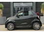 smart EQ Fortwo cabrio Comfort PLUS 18 kWh | 82 PK | Leder | Stoelverwarming | Achteruitrijcamera | Smart Fortwo Cabrio EQ Comfort PLUS 82 PK met elektrische aandrijving en 18 kWh-accu, lederen bekleding, verwarmde voorstoelen, automatische airconditioning, elektrisch bedienbare cabriokap,