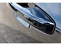Volvo V60 T8 Plug-in hybrid AWD Ultra Dark | Panoramadak | Trekhaak | Premium audio by Harman Kardon | Head-up display | 360 graden camera | Verwarmbare voorstoelen en stuurwiel |