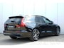 Volvo V60 T8 Plug-in hybrid AWD Ultra Dark | Panoramadak | Trekhaak | Premium audio by Harman Kardon | Head-up display | 360 graden camera | Verwarmbare voorstoelen en stuurwiel |