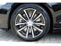 Volvo V60 T8 Plug-in hybrid AWD Ultra Dark | Panoramadak | Trekhaak | Premium audio by Harman Kardon | Head-up display | 360 graden camera | Verwarmbare voorstoelen en stuurwiel |