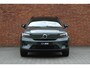 Volvo EX40 Single Motor Extended Range Ultra Europa 82 kWh | 45th Anniversary Edition | Panoramisch schuif-/ kanteldak | Elektrische voorstoelen met geheugenfunctie | Harman Kardon | +2 jaar extra verlengde garantie | Extra getint glas | Stoel-/ stuurwielverwarming | Driver assist | 20 inch. lichtmetalen velgen | verwarmde achterbank