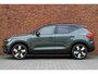 Volvo EX40 Single Motor Extended Range Ultra Europa 82 kWh | 45th Anniversary Edition | Panoramisch schuif-/ kanteldak | Harman Kardon | Elektrisch verstelbare voorstoelen met geheugen functie | 5 jaar garantie - (2 jaar extra fabrieksgarantie) | 20 inch lichtmetalen velgen | Extra getint glas achter | Verwarmde voorstoelen en stuurwiel | Pilot assist | Adaptieve cruise control