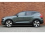 Volvo EX40 Single Motor Extended Range Ultra Europa 82 kWh | 45th Anniversary Edition | Panoramisch schuif-/ kanteldak | Harman Kardon | Elektrisch verstelbare voorstoelen met geheugen functie | 5 jaar garantie - (2 jaar extra fabrieksgarantie) | 20 inch lichtmetalen velgen | Extra getint glas achter | Verwarmde voorstoelen en stuurwiel | Pilot assist | Adaptieve cruise control