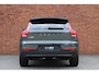 Volvo EX40 Single Motor Extended Range Ultra Europa 82 kWh | 45th Anniversary Edition | Panoramisch schuif-/ kanteldak | Harman Kardon | Elektrisch verstelbare voorstoelen met geheugen functie | 5 jaar garantie - (2 jaar extra fabrieksgarantie) | 20 inch lichtmetalen velgen | Extra getint glas achter | Verwarmde voorstoelen en stuurwiel | Pilot assist | Adaptieve cruise control
