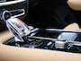Volvo V60 2.0 T6 Plug-in hybrid AWD Ultra Dark / Head-Up Display / Bowers & Wilkins Audio / Stoelmassage / 360 camera / Pano. dak / Stoelventilatie / Elektr. stoelverstelling / Stoel-, stuur- & achterbankverwarming / BLIS