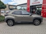 Toyota Yaris Cross 1.5 Hybrid 115 First Edition BRONZE MET. STOEL- STUUR- EN RUITENWISSER VERWARMING DRAADLOOS LADEN