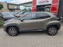 Toyota Yaris Cross 1.5 Hybrid 115 First Edition BRONZE MET. STOEL- STUUR- EN RUITENWISSER VERWARMING DRAADLOOS LADEN