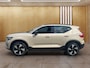 Volvo EX40 Single Motor Extended Range Plus 82 kWh | BLIS | Harman Kardon | Trekhaak | Stoel + Stuur Verwarming | Keyless Start / Entry |