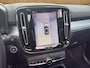 Volvo XC40 2.0 B4 Plus Black Edition | BLIS | Stoel + Stuur Verwarming | Harman Kardon | 360 Camera | Trekhaak | Keyless Start / Entry |