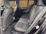 Volvo XC40 2.0 B4 Plus Black Edition | BLIS | Stoel + Stuur Verwarming | Harman Kardon | 360 Camera | Trekhaak | Keyless Start / Entry |