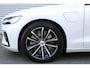 Volvo V60 T8 Plug-in hybrid AWD Plus Dark | Trekhaak | Panoramadak | Verwarmbare voorstoelen, achterbank en stuurwiel | Head-up display | 360 graden camera | Premium audio by Harman Kardon | Apple carplay/Android auto | Keyless |