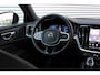 Volvo V60 T8 Plug-in hybrid AWD Plus Dark | Trekhaak | Panoramadak | Verwarmbare voorstoelen, achterbank en stuurwiel | Head-up display | 360 graden camera | Premium audio by Harman Kardon | Apple carplay/Android auto | Keyless |