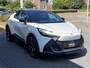 Toyota C-HR / C-HR+ 1.8 Hybrid 140 Dynamic Plus Bi-Tone | Elektrische Achterklep, Stoel + Stuurverwarming, Parkeersensoren, Dodehoekherkenning