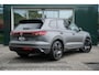 Volkswagen Touareg 3.0 TSi eHybrid 4MOTION R design | Luchtvering | Panoramisch schuifdak |  Adaptieve Cruise Control | Head-up display | Leder "Puglia" "R-logo' zwart/ blauwe stikking |