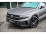 Volkswagen Touareg 3.0 TSi eHybrid 4MOTION R design | Luchtvering | Panoramisch schuifdak |  Adaptieve Cruise Control | Head-up display | Leder "Puglia" "R-logo' zwart/ blauwe stikking |