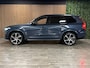 Volvo XC90 T8 AWD Recharge R-Design Long Range | Luchtvering | Trekhaak | 360 Camera | Head-Up Display | Harman Kardon | 455pk | Adaptieve Cruise Control | Stoel en Stuurwielverwarming | Schuifdak | 22 Inch | Full LED Meesturende koplampen | Pilot Assist | BLIS Dode Hoek Detectie | Elektrische voorstoelen geheugen | R-Design Alcantara Nappa Leder Contour Stoelen met wit stiksel en bies | Zitting verlenging voorstoelen | Lederen Dashboard | Keyless Drive | Parkeersensoren voor+achter | Privacy Glass | Elektrisch bedienbare achterklep | Geïntegreerde zongordijnen achterportieren | 7-Persoons | 4-Zone Climate Control | DAB Radio | Apple Carplay/Android Auto | Volvo On Call met mobiele App functie | Denim Blue Metallic |