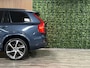 Volvo XC90 T8 AWD Recharge R-Design Long Range | Luchtvering | Trekhaak | 360 Camera | Head-Up Display | Harman Kardon | 455pk | Adaptieve Cruise Control | Stoel en Stuurwielverwarming | Schuifdak | 22 Inch | Full LED Meesturende koplampen | Pilot Assist | BLIS Dode Hoek Detectie | Elektrische voorstoelen geheugen | R-Design Alcantara Nappa Leder Contour Stoelen met wit stiksel en bies | Zitting verlenging voorstoelen | Lederen Dashboard | Keyless Drive | Parkeersensoren voor+achter | Privacy Glass | Elektrisch bedienbare achterklep | Geïntegreerde zongordijnen achterportieren | 7-Persoons | 4-Zone Climate Control | DAB Radio | Apple Carplay/Android Auto | Volvo On Call met mobiele App functie | Denim Blue Metallic |