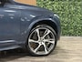 Volvo XC90 T8 AWD Recharge R-Design Long Range | Luchtvering | Trekhaak | 360 Camera | Head-Up Display | Harman Kardon | 455pk | Adaptieve Cruise Control | Stoel en Stuurwielverwarming | Schuifdak | 22 Inch | Full LED Meesturende koplampen | Pilot Assist | BLIS Dode Hoek Detectie | Elektrische voorstoelen geheugen | R-Design Alcantara Nappa Leder Contour Stoelen met wit stiksel en bies | Zitting verlenging voorstoelen | Lederen Dashboard | Keyless Drive | Parkeersensoren voor+achter | Privacy Glass | Elektrisch bedienbare achterklep | Geïntegreerde zongordijnen achterportieren | 7-Persoons | 4-Zone Climate Control | DAB Radio | Apple Carplay/Android Auto | Volvo On Call met mobiele App functie | Denim Blue Metallic |