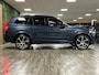 Volvo XC90 T8 AWD Recharge R-Design Long Range | Luchtvering | Trekhaak | 360 Camera | Head-Up Display | Harman Kardon | 455pk | Adaptieve Cruise Control | Stoel en Stuurwielverwarming | Schuifdak | 22 Inch | Full LED Meesturende koplampen | Pilot Assist | BLIS Dode Hoek Detectie | Elektrische voorstoelen geheugen | R-Design Alcantara Nappa Leder Contour Stoelen met wit stiksel en bies | Zitting verlenging voorstoelen | Lederen Dashboard | Keyless Drive | Parkeersensoren voor+achter | Privacy Glass | Elektrisch bedienbare achterklep | Geïntegreerde zongordijnen achterportieren | 7-Persoons | 4-Zone Climate Control | DAB Radio | Apple Carplay/Android Auto | Volvo On Call met mobiele App functie | Denim Blue Metallic |