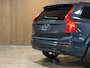 Volvo XC90 T8 AWD Recharge R-Design Long Range | Luchtvering | Trekhaak | 360 Camera | Head-Up Display | Harman Kardon | 455pk | Adaptieve Cruise Control | Stoel en Stuurwielverwarming | Schuifdak | 22 Inch | Full LED Meesturende koplampen | Pilot Assist | BLIS Dode Hoek Detectie | Elektrische voorstoelen geheugen | R-Design Alcantara Nappa Leder Contour Stoelen met wit stiksel en bies | Zitting verlenging voorstoelen | Lederen Dashboard | Keyless Drive | Parkeersensoren voor+achter | Privacy Glass | Elektrisch bedienbare achterklep | Geïntegreerde zongordijnen achterportieren | 7-Persoons | 4-Zone Climate Control | DAB Radio | Apple Carplay/Android Auto | Volvo On Call met mobiele App functie | Denim Blue Metallic |