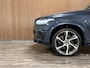Volvo XC90 T8 AWD Recharge R-Design Long Range | Luchtvering | Trekhaak | 360 Camera | Head-Up Display | Harman Kardon | 455pk | Adaptieve Cruise Control | Stoel en Stuurwielverwarming | Schuifdak | 22 Inch | Full LED Meesturende koplampen | Pilot Assist | BLIS Dode Hoek Detectie | Elektrische voorstoelen geheugen | R-Design Alcantara Nappa Leder Contour Stoelen met wit stiksel en bies | Zitting verlenging voorstoelen | Lederen Dashboard | Keyless Drive | Parkeersensoren voor+achter | Privacy Glass | Elektrisch bedienbare achterklep | Geïntegreerde zongordijnen achterportieren | 7-Persoons | 4-Zone Climate Control | DAB Radio | Apple Carplay/Android Auto | Volvo On Call met mobiele App functie | Denim Blue Metallic |