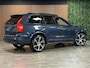 Volvo XC90 T8 AWD Recharge R-Design Long Range | Luchtvering | Trekhaak | 360 Camera | Head-Up Display | Harman Kardon | 455pk | Adaptieve Cruise Control | Stoel en Stuurwielverwarming | Schuifdak | 22 Inch | Full LED Meesturende koplampen | Pilot Assist | BLIS Dode Hoek Detectie | Elektrische voorstoelen geheugen | R-Design Alcantara Nappa Leder Contour Stoelen met wit stiksel en bies | Zitting verlenging voorstoelen | Lederen Dashboard | Keyless Drive | Parkeersensoren voor+achter | Privacy Glass | Elektrisch bedienbare achterklep | Geïntegreerde zongordijnen achterportieren | 7-Persoons | 4-Zone Climate Control | DAB Radio | Apple Carplay/Android Auto | Volvo On Call met mobiele App functie | Denim Blue Metallic |
