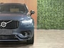 Volvo XC90 T8 AWD Recharge R-Design Long Range | Luchtvering | Trekhaak | 360 Camera | Head-Up Display | Harman Kardon | 455pk | Adaptieve Cruise Control | Stoel en Stuurwielverwarming | Schuifdak | 22 Inch | Full LED Meesturende koplampen | Pilot Assist | BLIS Dode Hoek Detectie | Elektrische voorstoelen geheugen | R-Design Alcantara Nappa Leder Contour Stoelen met wit stiksel en bies | Zitting verlenging voorstoelen | Lederen Dashboard | Keyless Drive | Parkeersensoren voor+achter | Privacy Glass | Elektrisch bedienbare achterklep | Geïntegreerde zongordijnen achterportieren | 7-Persoons | 4-Zone Climate Control | DAB Radio | Apple Carplay/Android Auto | Volvo On Call met mobiele App functie | Denim Blue Metallic |