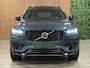 Volvo XC90 T8 AWD Recharge R-Design Long Range | Luchtvering | Trekhaak | 360 Camera | Head-Up Display | Harman Kardon | 455pk | Adaptieve Cruise Control | Stoel en Stuurwielverwarming | Schuifdak | 22 Inch | Full LED Meesturende koplampen | Pilot Assist | BLIS Dode Hoek Detectie | Elektrische voorstoelen geheugen | R-Design Alcantara Nappa Leder Contour Stoelen met wit stiksel en bies | Zitting verlenging voorstoelen | Lederen Dashboard | Keyless Drive | Parkeersensoren voor+achter | Privacy Glass | Elektrisch bedienbare achterklep | Geïntegreerde zongordijnen achterportieren | 7-Persoons | 4-Zone Climate Control | DAB Radio | Apple Carplay/Android Auto | Volvo On Call met mobiele App functie | Denim Blue Metallic |