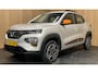 Dacia Spring Comfort Plus (Orange Pack) 27 kWh|AIRCO|LEDER|CARPLAY|CRUISE CTRL|ACHTERUITRIJCAMERA|NAVI|PARKEERSENS|LMV|NIEUWSTAAT|