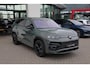 Volkswagen Tayron 1.5 eHybrid R-Line Edition 272PK / 200kW DSG, Comfort pakket plus (verwarmbare voorstoelen, verwarmbare achterbank, verwarmbare voorruit), LED Matrix (IQ.Lights), panoramadak, Harman Kardon geluidssysteem, Black Style pakket, draadloos Apple Carplay & Android Auto, DAB+, elektrische achterklep (Easy Open & Close), parkeerassistent (Park Assist Pro), 3-zone climatronic, adaptief onderstel (DCC), dodehoekdetectie (Side Assist), adaptieve cruise control (ACC), ErgoActive voorstoelen met massage- en geheugenfunctie, elektrisch verstel-, verwarm- en inklapbare buitenspiegels, lederen 'Varenna' bekleding, 20" 'York' LMV etc.