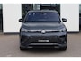 Volkswagen Tiguan 1.5 eHybrid R-Line Edition 272PK / 200kW DSG, Wegklapbare trekhaak incl. aanhangermanoeuvreerhulp (Trailer Assist), LED Matrix (IQ.Lights), adaptieve cruise control (ACC) met Travel Assist, 20" 'York' LMV, parkeerassistent (Park Assist Pro), Comfort pakket plus (verwarmbare voorstoelen, verwarmbare achterbank, verwarmbare voorruit), elektrische achterklep (Easy Open & Close), panoramadak, Harman Kardon geluidssysteem, Black Style pakket, Interieur Style pakket (lederen 'Varenna' bekleding, elektrisch verstelbare ErgoActive voorstoelen met massage- en geheugenfunctie), draadloos Apple Carplay & Android Auto, dodehoekdetectie (Side Assist) etc.