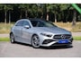 Mercedes-Benz A-klasse 180 AMG Line|BTW|Facelift|Panoramadak|Sfeerverlichting|CarPlay|LED|Org NL NAP|1 Eig|Dealer Onderhouden