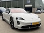 Porsche Taycan Turbo 93 kWh SOH 91% | SPORT CHRONO | HEAD-UP | CARBON PAKKET | ALCANTARA STOELEN + HEMEL | DUAL SCHERM | PSCB KERAMISCH GECOATE REMMEN | BURMESTER PREMIUM AUDIO | STOELVERWARMING + STUURWIELVERWARMING | STOELVENTILATIE | MEMORY SEATS | PORSCHE DEALER ONDERHOUDEN | 360° CAMERA | VERKEERT IN NIEUWSTAAT | ALL-IN PRIJS | 12 MAANDEN BOVAG GARANTIE